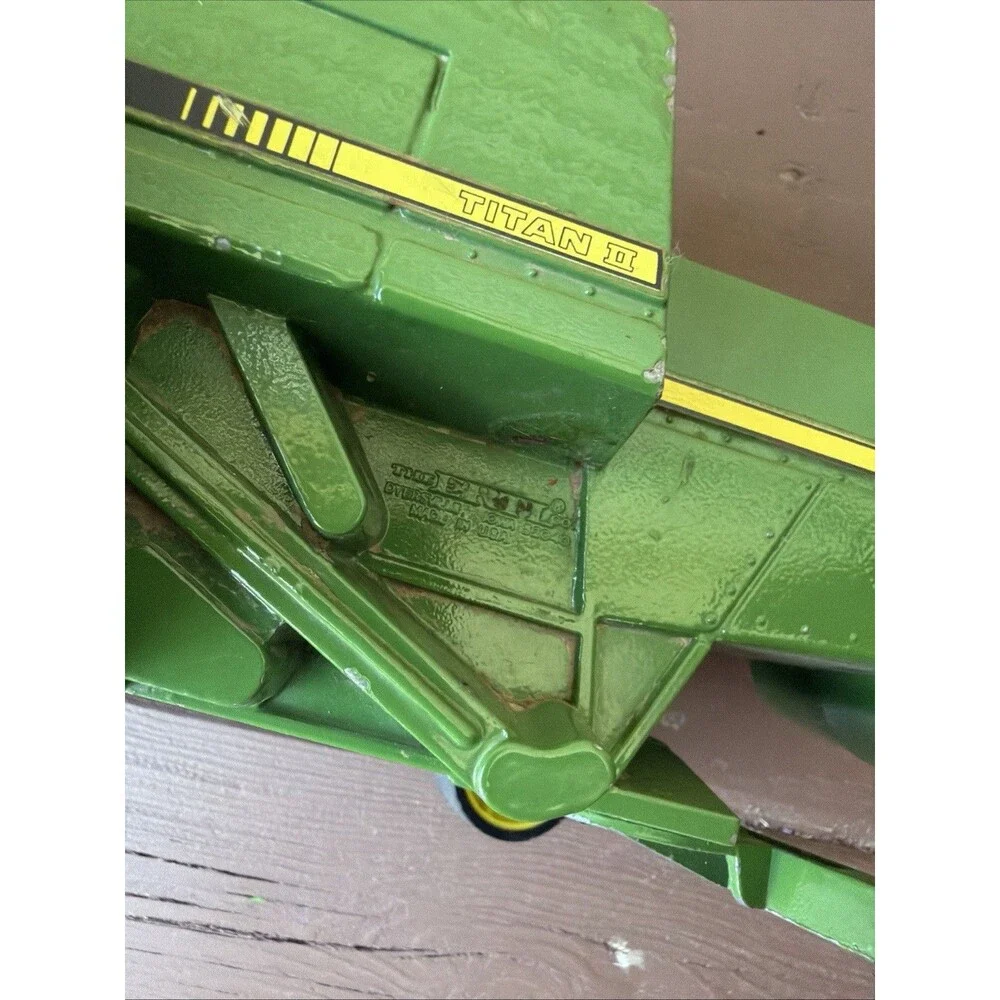 Vintage ERTL 1/24 John Deere Titan II Combine ~ Corn & Grain Heads